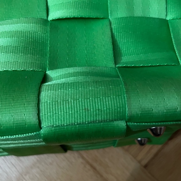 Harvey’s Green Seatbelt Bag - Picture 3 of 14